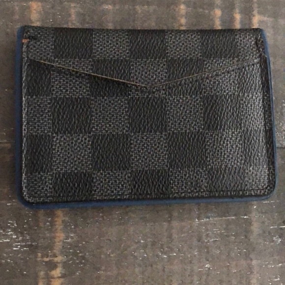 Louis Vuitton - Picture 3 of 3